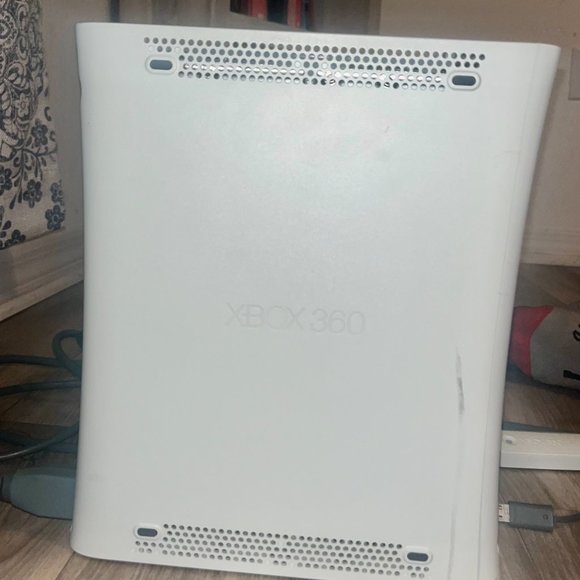 XBOX 360 Console and Wireless Adapter with 3 Games - Picture 2 of 8